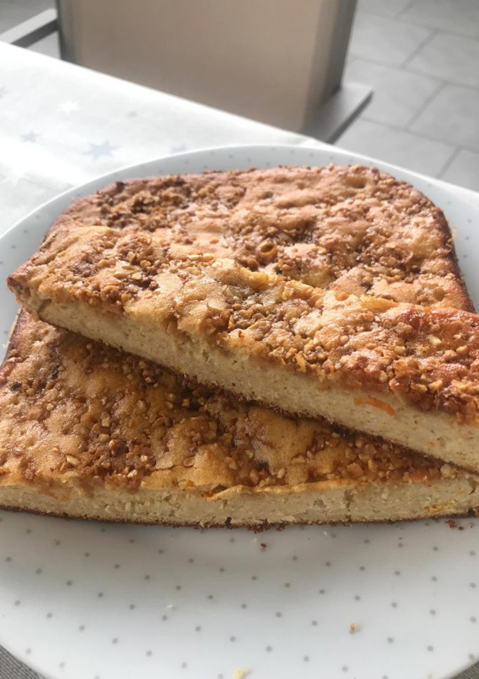 Una foto de Bizcocho de queso batido y almendras