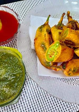 A picture of Mirchi vada with coriander chutney.