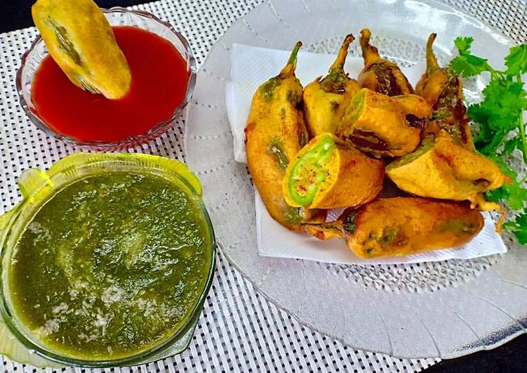 Mirchi vada with coriander chutney