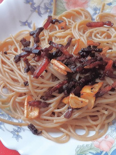 Una foto de Espaguetis integrales al ajillo, con bacon