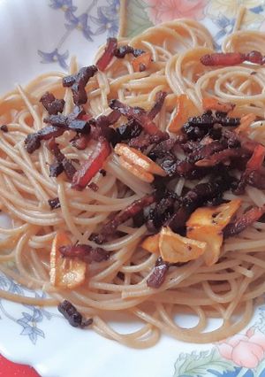 Una foto de Espaguetis integrales al ajillo, con bacon