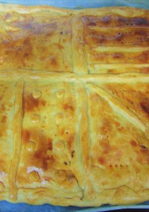 Una foto de 🌯Empanada de morcilla🌭 y pera🍐 con masa casera