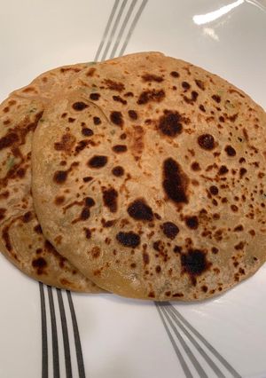 આલુ પરોઠા (Aloo Paratha Recipe In Gujarati) રેસીપી મુખ્ય ફોટો
