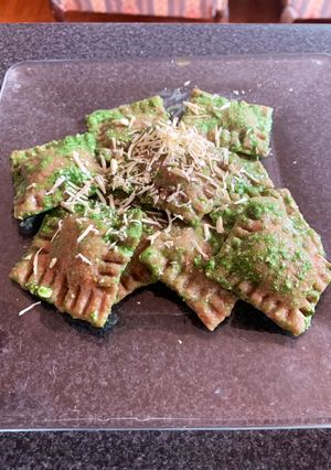 Una foto de Pasta fresca ravioles integrales relleno espinaca quesillo