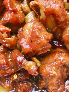 Hình của món Sườn non kho tiêu.