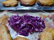 Una foto de ensalada de repollo morado