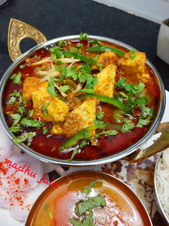 रेस्टोरेंट स्टाइल कढ़ाई पनीर करी(restaurant style kadhai paneer curry recipe in hindi) रेसिपी मुख्य फोटो