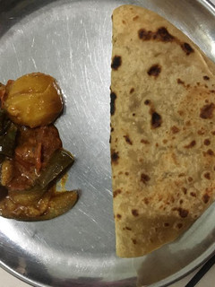 ભરેલા રીંગણ બટાકા નું શાક (Bharela Ringan Bataka Shak Recipe In Gujarati) રેસીપી મુખ્ય ફોટો