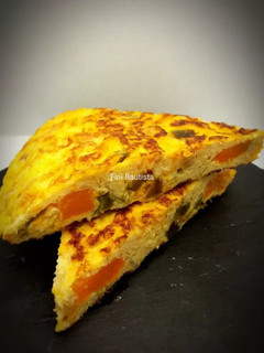 Una foto de Tortilla de cebolla pimiento y calabaza