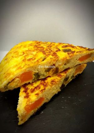 Una foto de Tortilla de cebolla pimiento y calabaza