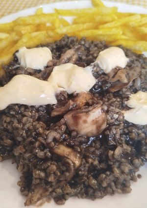 Una foto de Arroz negro con Sepia en olla exprés