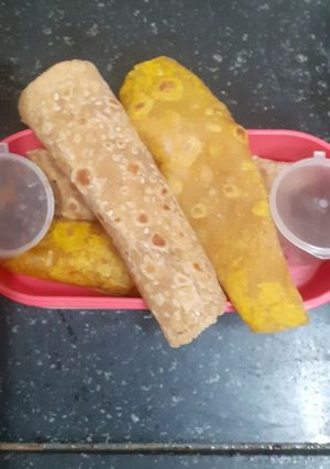 A picture of Tikha --- Meetha thepla (spicy --- sweet roti).