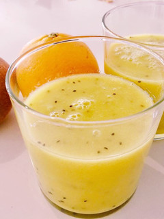 Una foto de Zumo de frutas, naranja y kiwi