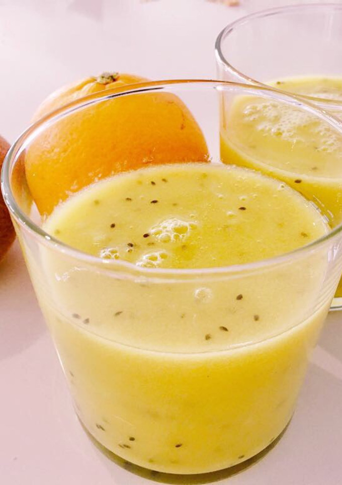 Una foto de Zumo de frutas, naranja y kiwi