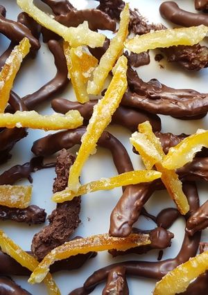 Una foto de Naranjas confitadas con chocolate 🍊🍫