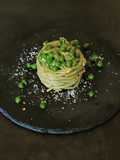 Spaghetti con piselli acciughe pesto alla menta e limone