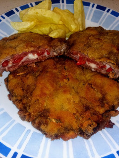Una foto de Cachopo con pimientos del piquillo