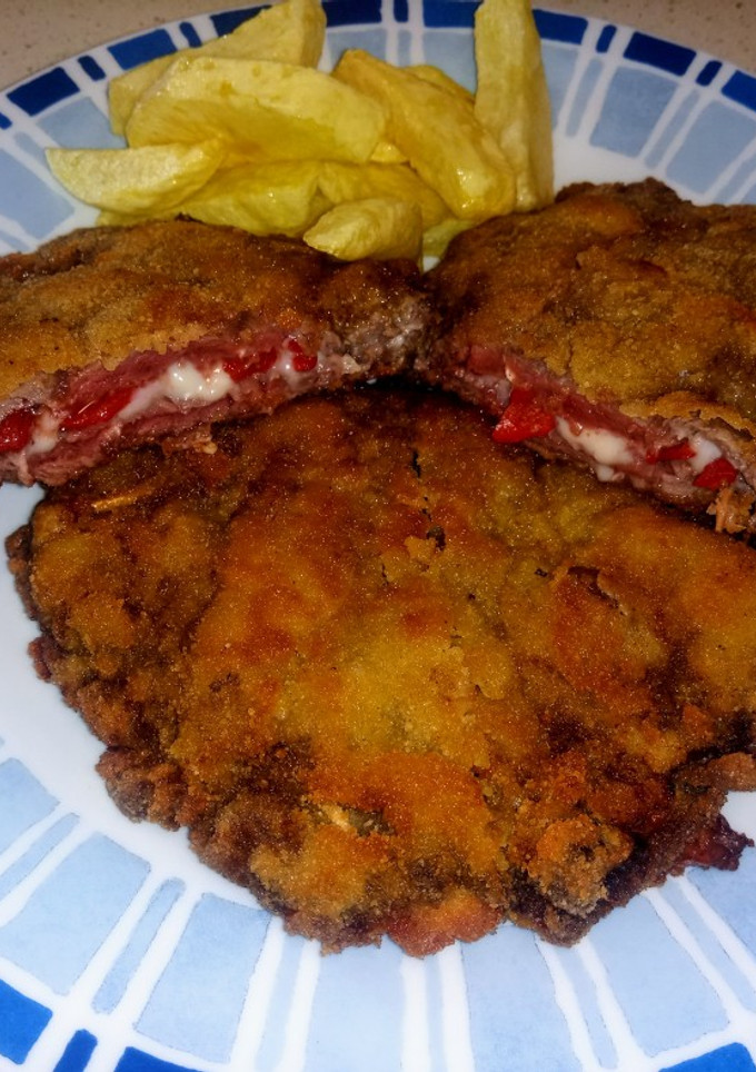 Una foto de Cachopo con pimientos del piquillo