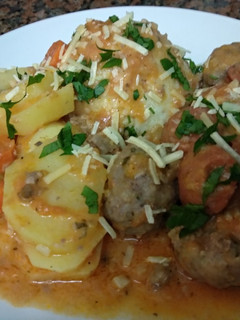 Una foto de Albóndigas con salsa de tomate natural 😋