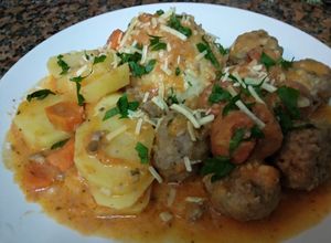 Una foto de Albóndigas con salsa de tomate natural 😋