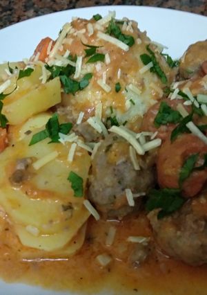 Una foto de Albóndigas con salsa de tomate natural 😋