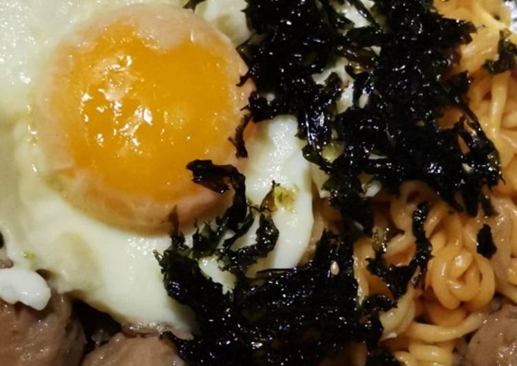 Bagaimana Menyiapkan Mie goreng Korea paldo bulnak dengan telor mata sapi bakso nori Anti Gagal