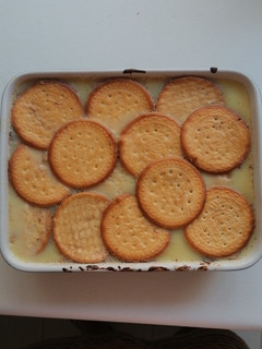 Una foto de Flan con galletas