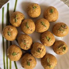 A picture of Besan Laddu.