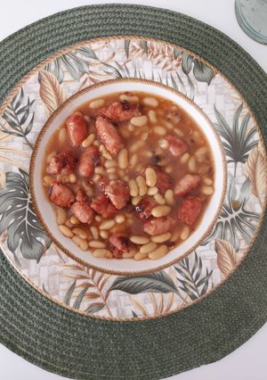 Una foto de Frijoles Blancos con Linguiça Toscana