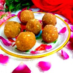 A picture of Rawa aata ladoo.