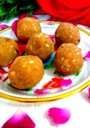 A picture of Rawa aata ladoo.