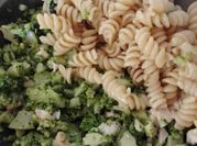 Una foto de ensalada de brócoli