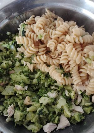 Una foto de Ensalada de brócoli con fideos y pollo!!!