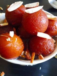 ગુલાબ જાંબુ (Gulab jamun recipe in gujarati) રેસીપી મુખ્ય ફોટો