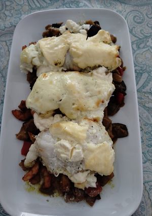 Una foto de Rosada fresca sobre cama de verduras