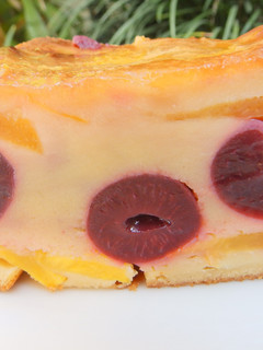 Una foto de Tarta de cerezas y nectarina