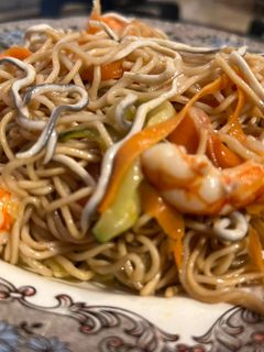 Una foto de Noodles con Gambones y Anguriñas al ajillo