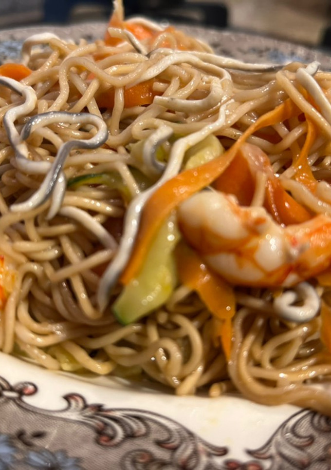 Una foto de Noodles con Gambones y Anguriñas al ajillo