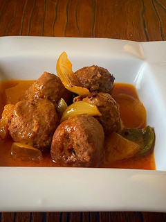 Una foto de Curry rojo de albóndigas