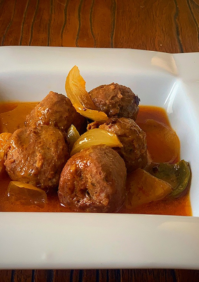 Una foto de Curry rojo de albóndigas