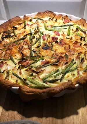 A picture of Quiche cheese asperge bacon onion.