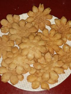 फ्लावर मठरी (Flower mathri recipe in Hindi) रेसिपी मुख्य फोटो