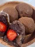 Mochi coklat isi stroberi