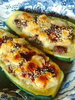 Una foto de Zapallitos italianos rellenos con carne