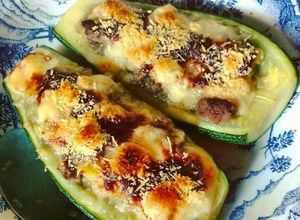 Una foto de Zapallitos italianos rellenos con carne