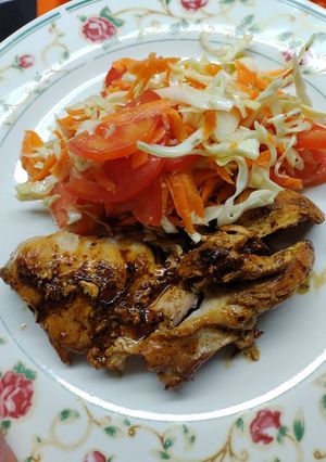 Una foto de Churrascos de pollo al limón con ensalada