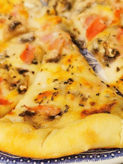 Una foto de Pizza Blanca con Champiñones y Jamón York