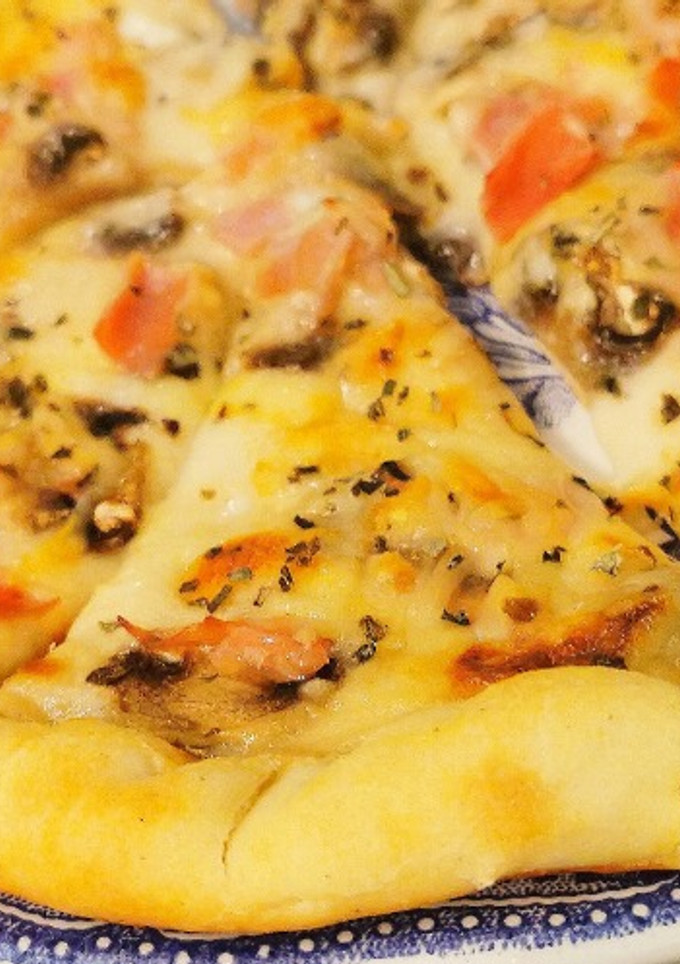 Una foto de Pizza Blanca con Champiñones y Jamón York