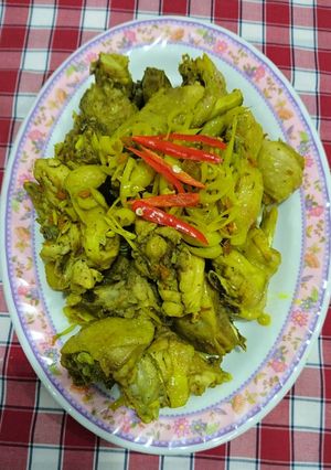 Hình của món Gà ta kho sả nghệ.