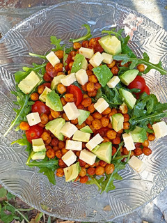 Una foto de Ensalada con garbanzos crujientes